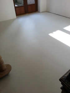 De glanzend witte vloer in het KMSKA onder de loep genomen.