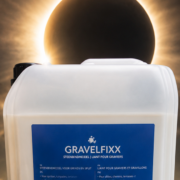 Terwijl de zon verstoppertje speelt, houdt GRAVELFIXX je grind in de kijker.