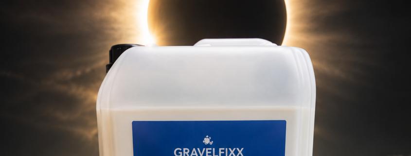 Terwijl de zon verstoppertje speelt, houdt GRAVELFIXX je grind in de kijker.